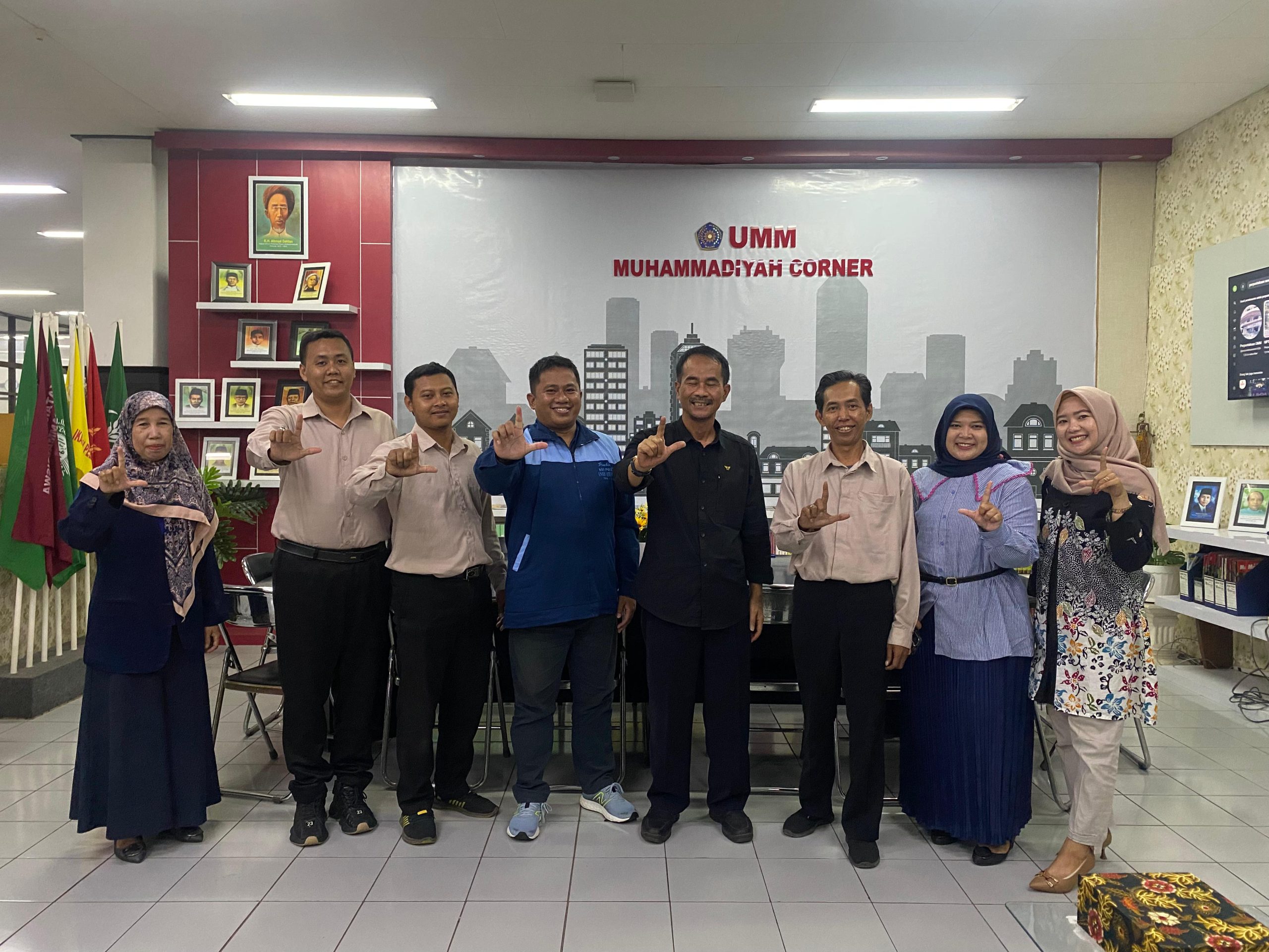 Sesi foto bersama TIM UPT Perpustakaan UNARS dan Tim UPT Perpustakaan UMM